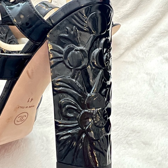 CHANEL Black Patent Leather Carved Block Heel Strappy Sandals EU 41 (US 8-9) - Picture 4 of 11